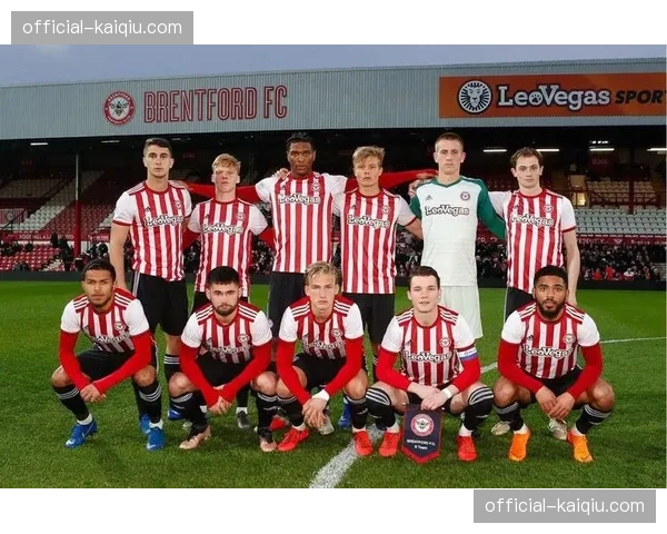 终场哨响，带领布伦特福德保级成功的弗兰克与教练组激情相拥