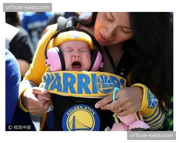 场边趣事：小球迷举牌“我能防住库里”引来后者签名互动
