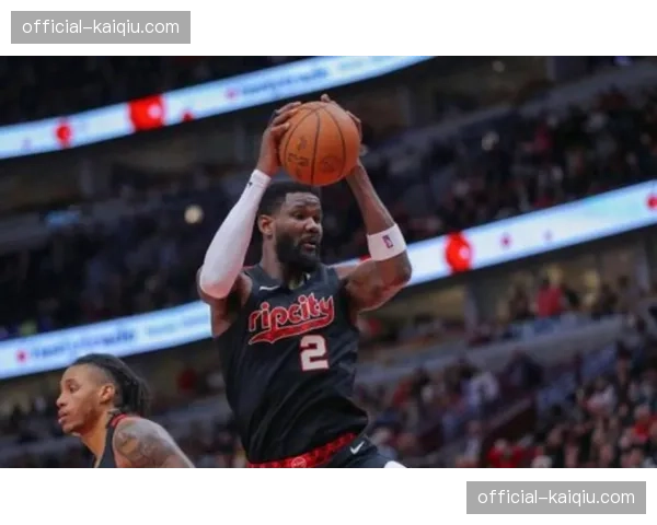 关键时刻，克里斯·保罗抢断后助攻队友上篮锁定胜局，太阳替补席沸腾